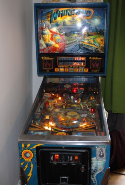Picture of an pinball machine with blinking lights.